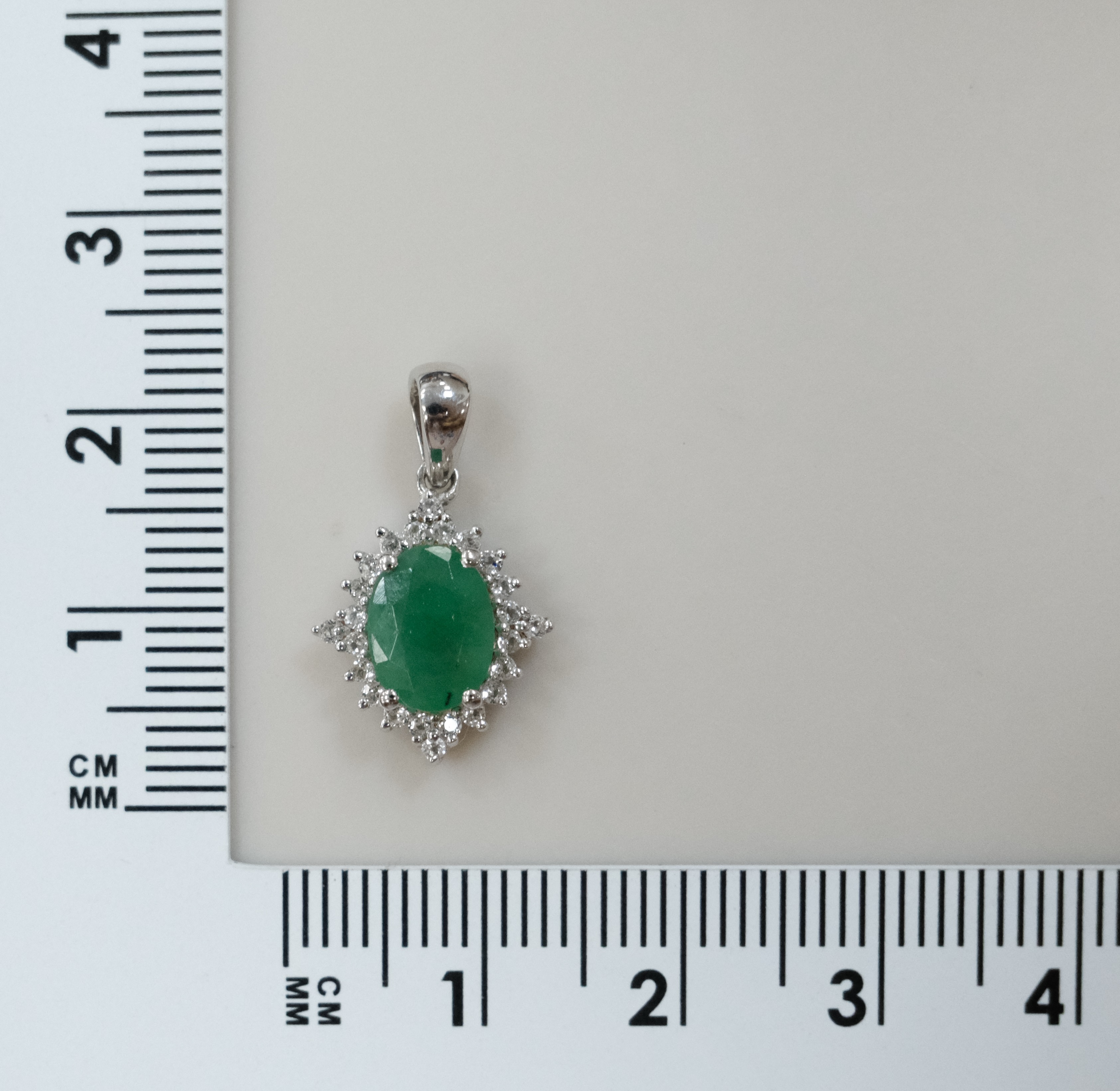 Серебряная подвеска с изумрудом